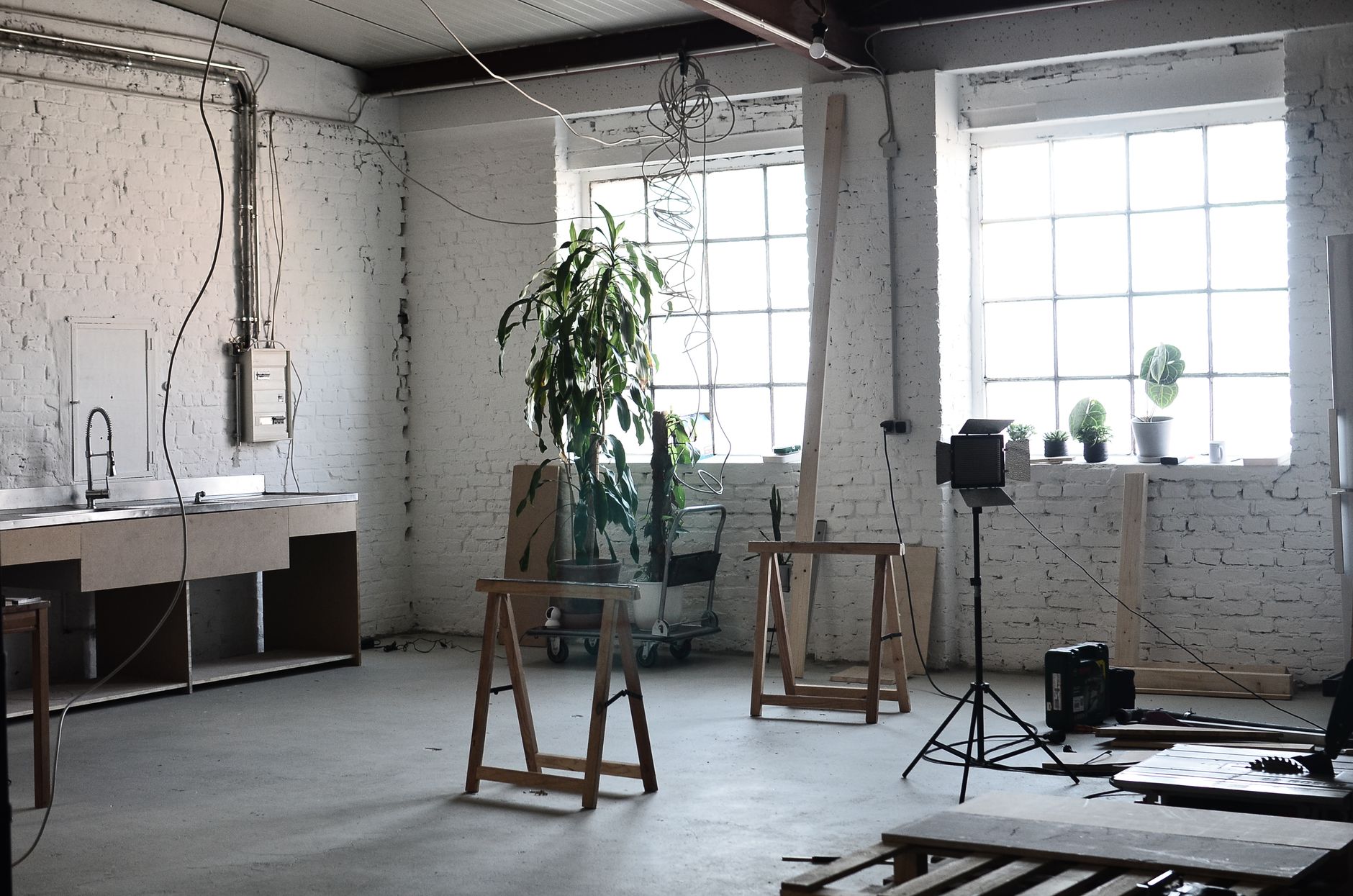 自然光が入る明るい店舗とショート動画ビジネス活用をイメージしたスマホの撮影現場