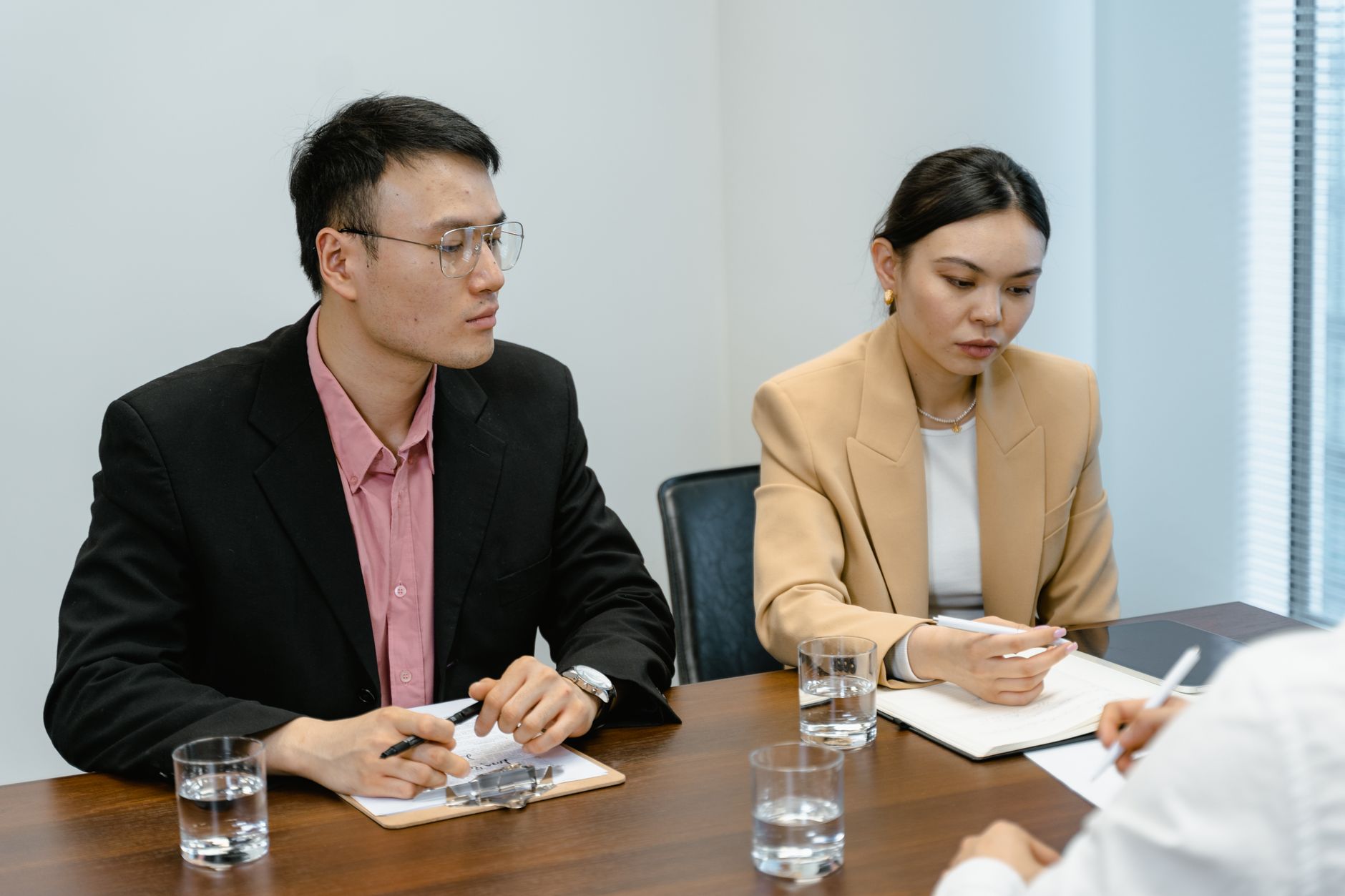 導入事例の取材を進める中小企業の発信担当者