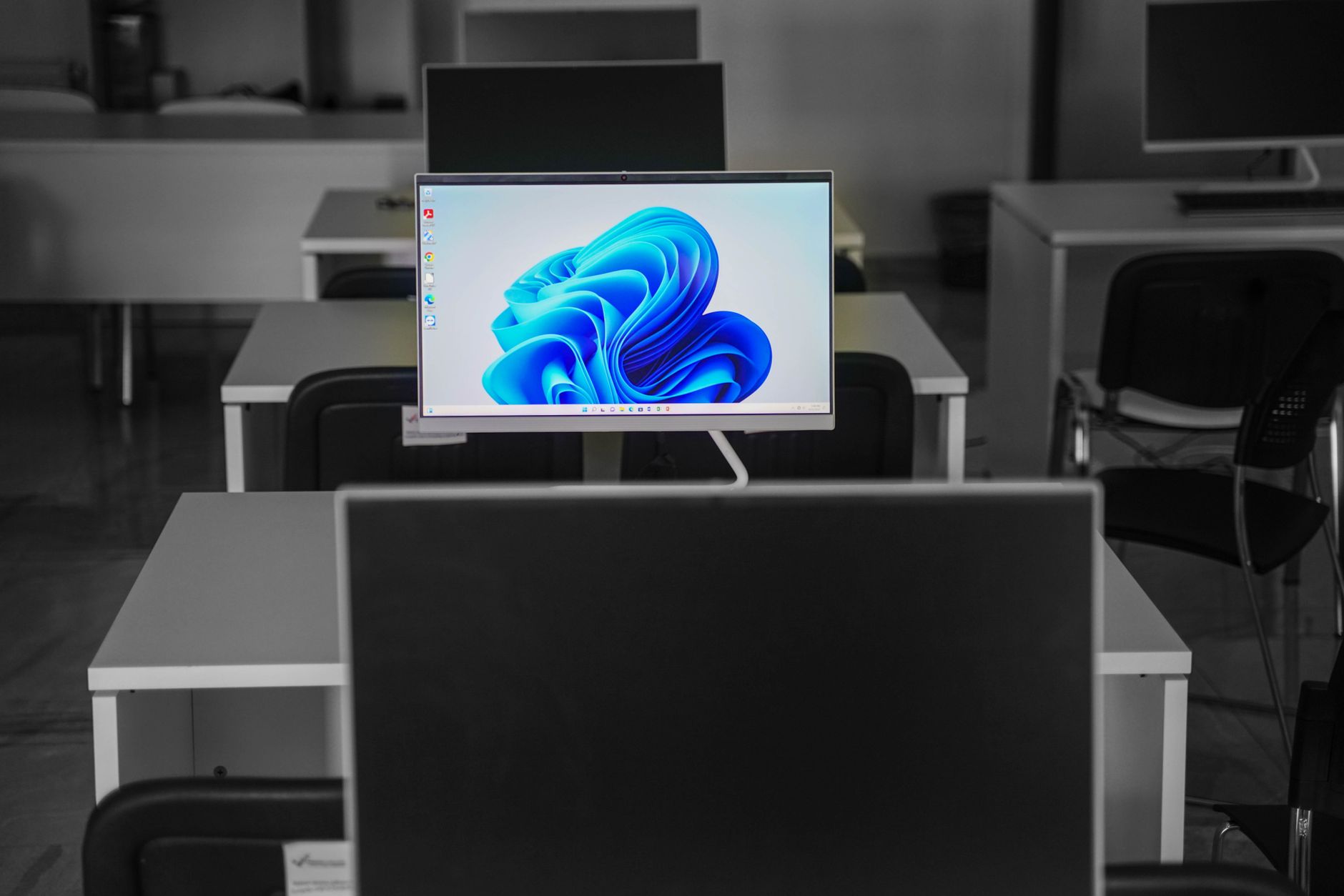 中小企業のオフィスでステップメールを運用する落ち着いた空間