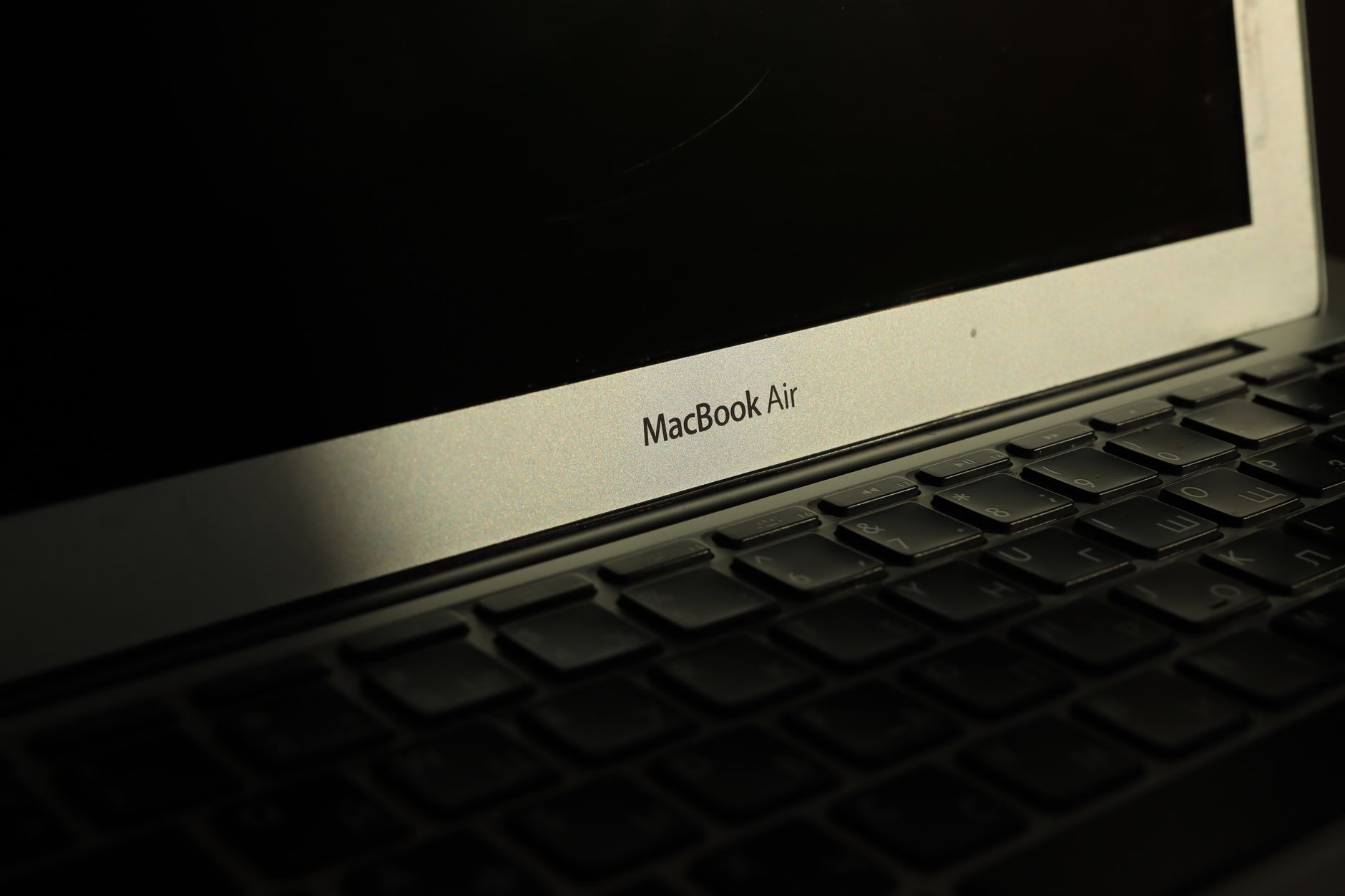 コンテンツSEO とはが表示されたノートPCとメモ帳が置かれた明るいデスク