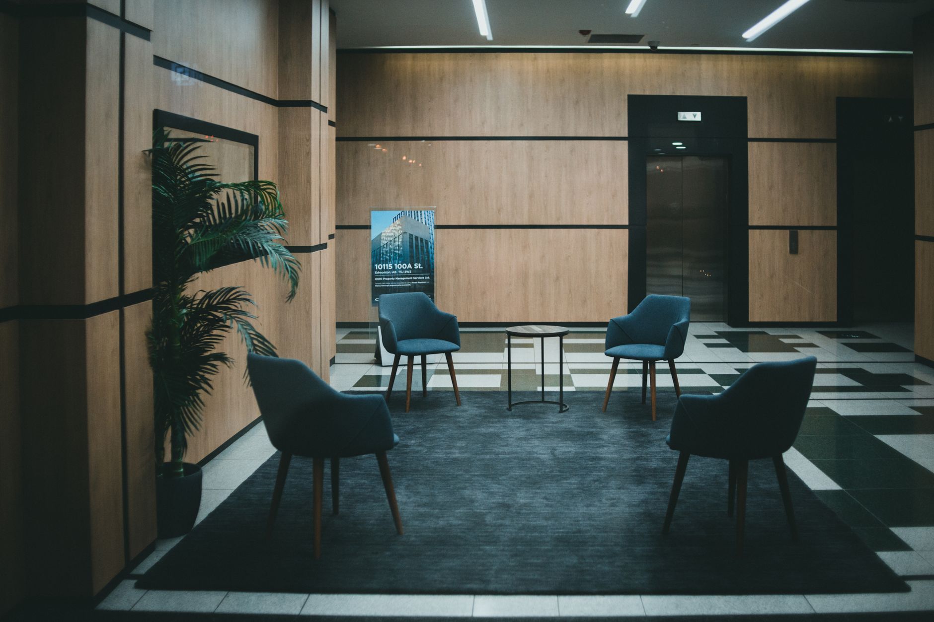 LLM optimizerとは何かを検討する資料が置かれた落ち着いた会議室の風景