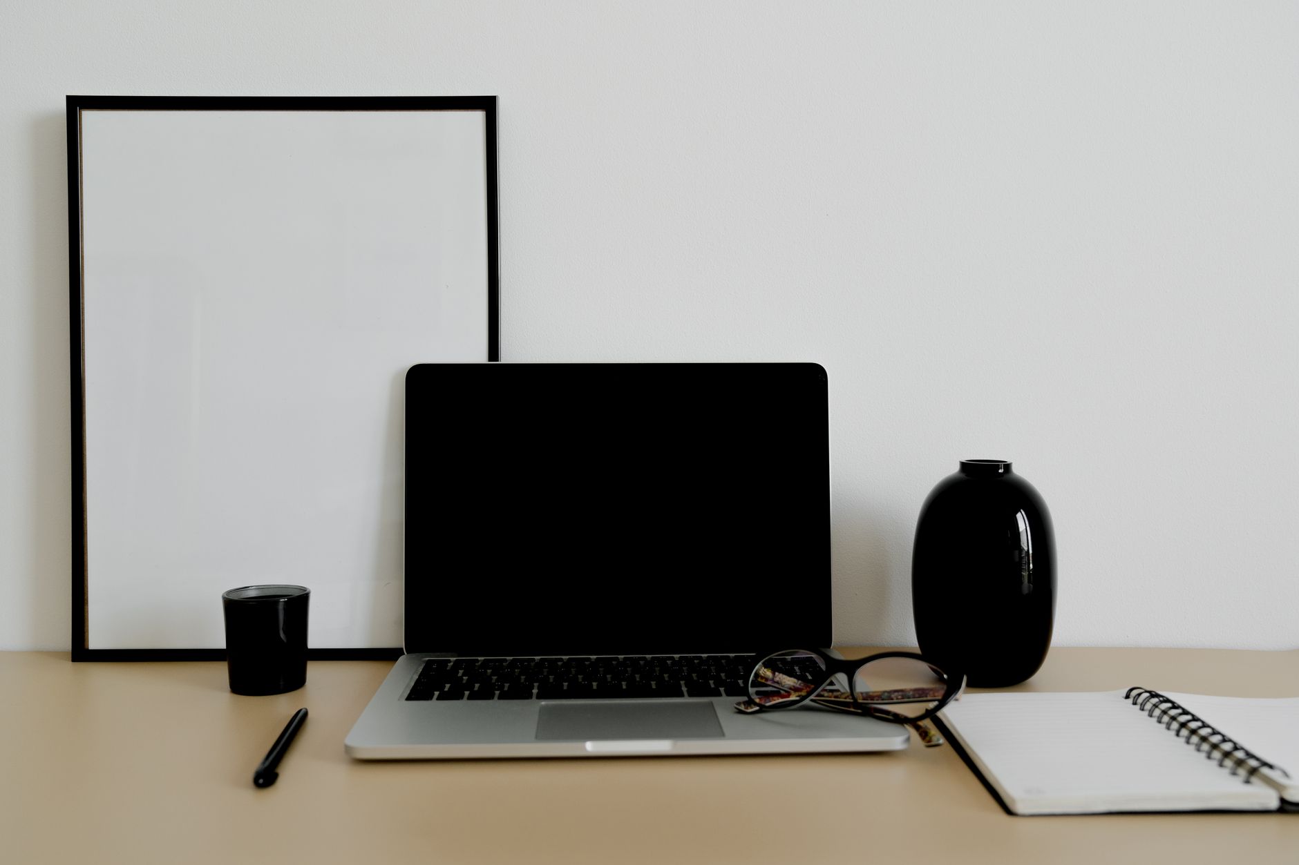 中小企業オフィスの机上PCとメモ帳プロンプトエンジニアリング実践風景
